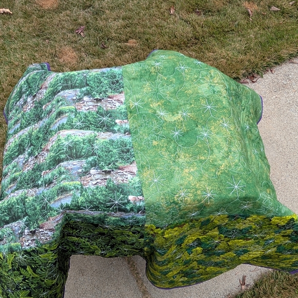 Fabulous Christmas Lap Quilt - Picture 8 of 11